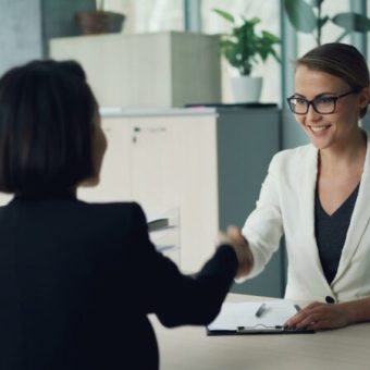 Neue Mitarbeiter begrüßen –